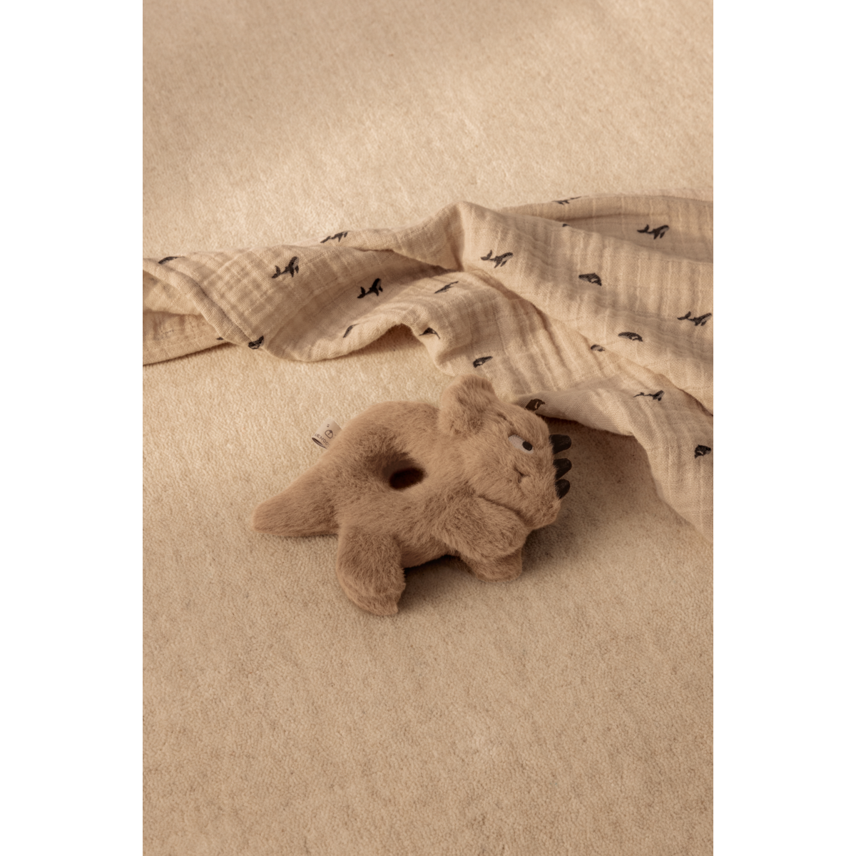 Liewood Romain Dino Rattle - Dune - RATTLE