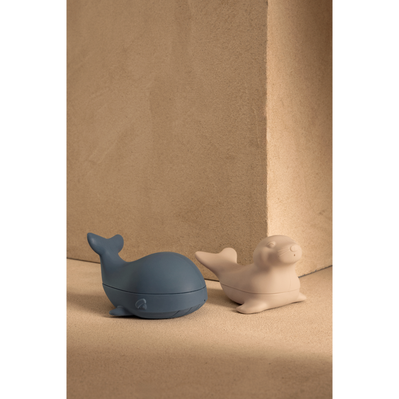Liewood DUNCAN Schwimmende Badespielzeuge - Whale blue / Sandy - Badespielzeug