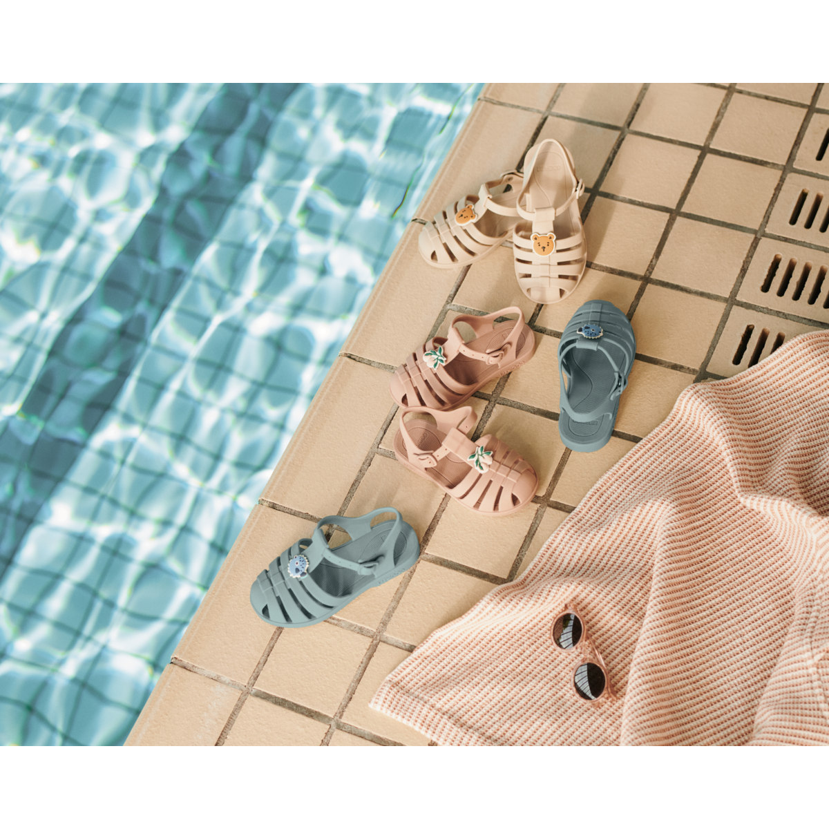 Liewood BRE Sandalen mit Charms - Bear / sandy - Strandsandalen