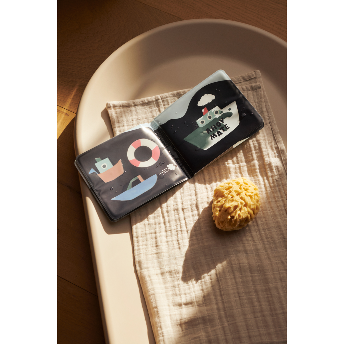 Liewood WAYLON Badebuch - Sailing / Sandy - Badespielzeug