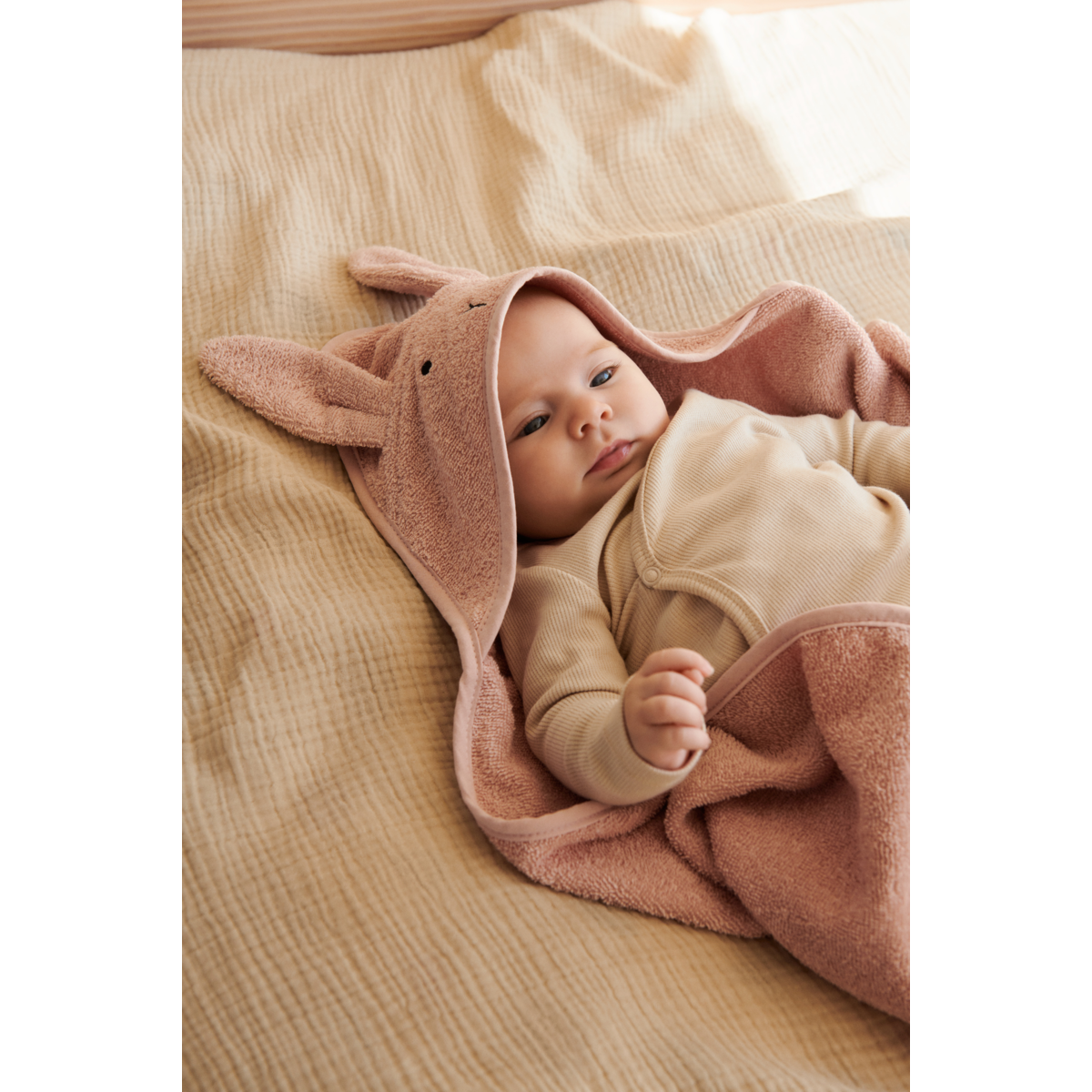 Liewood Albert Babyhandtuch mit Kapuze - Rabbit rose - Häntucher / Waschlasppen