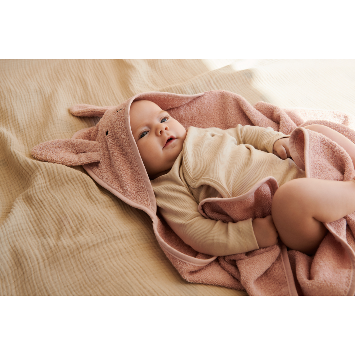 Liewood Albert Babyhandtuch mit Kapuze - Rabbit rose - Häntucher / Waschlasppen